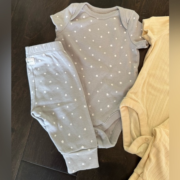 GAP Bodysuits with Matching Pants - Picture 3 of 4